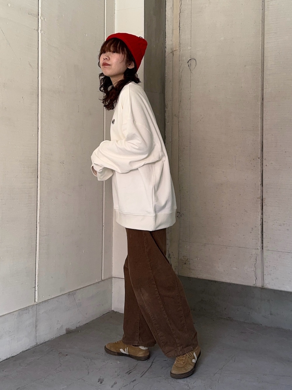 ホワイト系のスウェット、ホワイト系のトートバッグ、グリーン系のその他パンツを着用したレディースの冬コーディネートの4枚目の写真