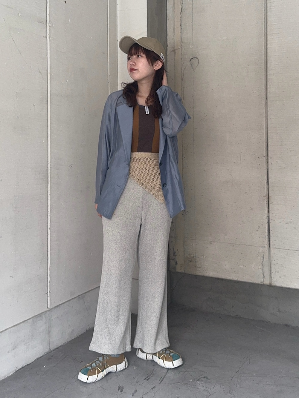 ブルー系のその他アウター、グレー系のその他パンツ、その他のスニーカーを着用したレディースの春コーディネートの2枚目の写真