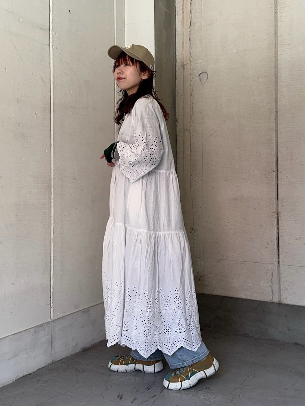 ホワイト系のワンピース、その他のTシャツ/カットソー、その他のスニーカーを着用したレディースの春コーディネートの2枚目の写真
