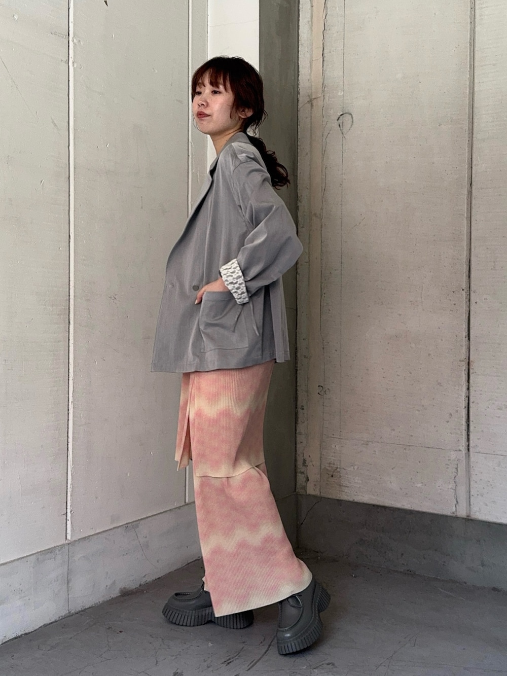 グレー系のその他アウター、ホワイト系のTシャツ/カットソー、シルバー系のハンドバッグを着用したレディースの冬コーディネートの6枚目の写真