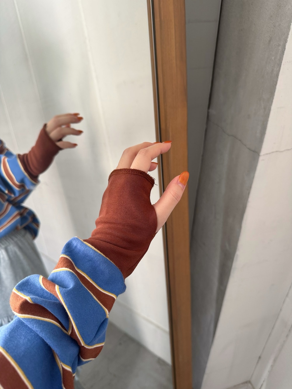 その他のTシャツ/カットソー、グレー系のスカート、ブラック系のショルダーバッグを着用したレディースの秋コーディネートの6枚目の写真