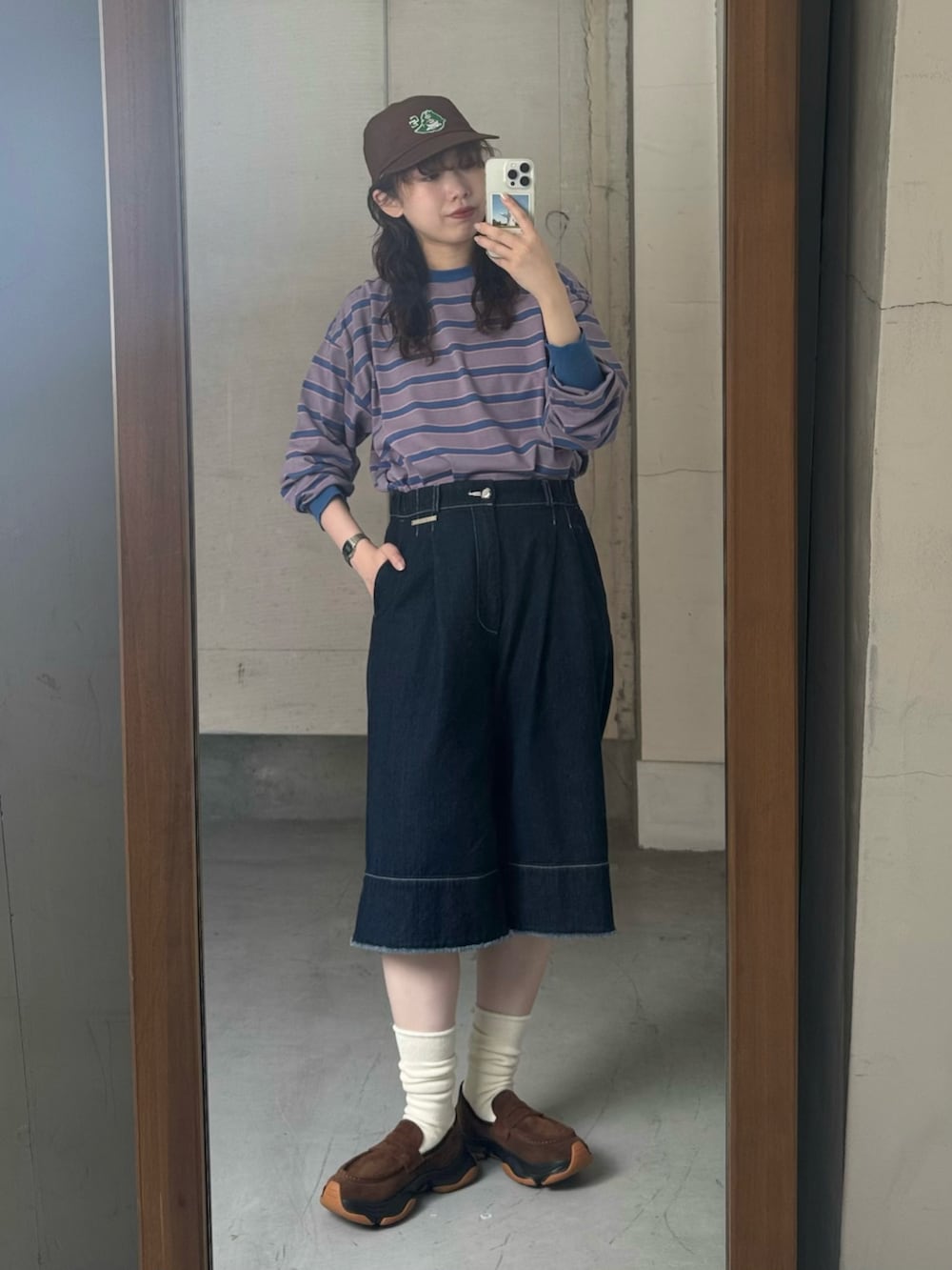 ブルー系のTシャツ/カットソー、ブルー系のデニムパンツ、ブラウン系のキャップを着用したレディースの夏コーディネートの4枚目の写真