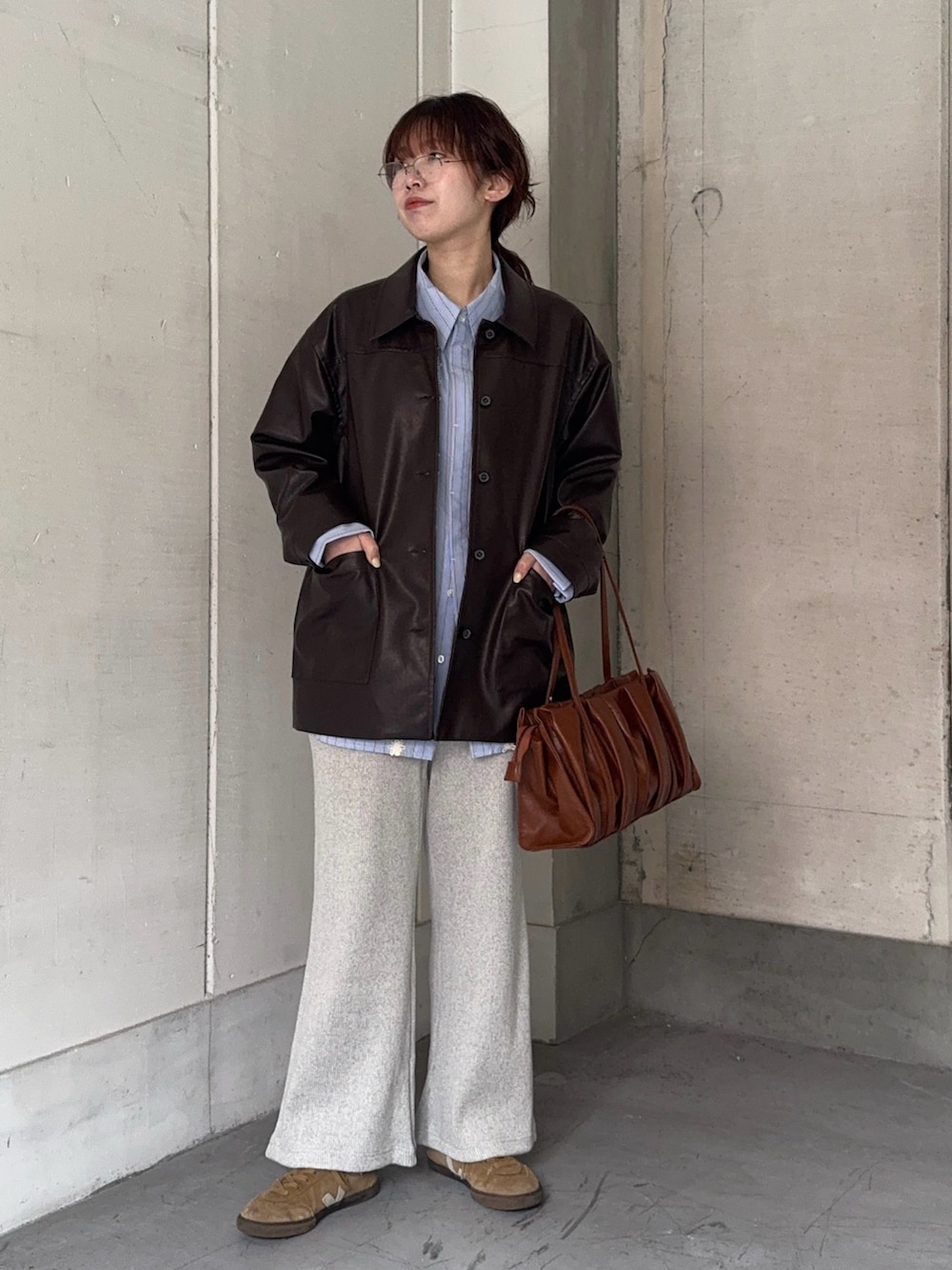 ブラウン系のその他アウター、ブルー系のシャツ/ブラウス、ブラウン系のトートバッグを着用したレディースの春コーディネートの5枚目の写真