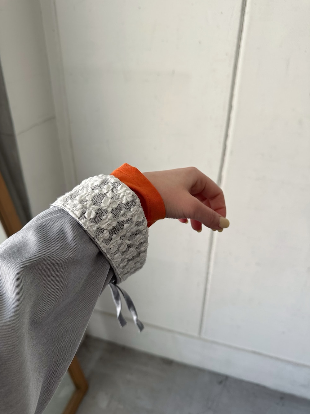 オレンジ系のその他パンツ、オレンジ系のTシャツ/カットソー、グレー系のその他アウターを着用したレディースの冬コーディネートの4枚目の写真