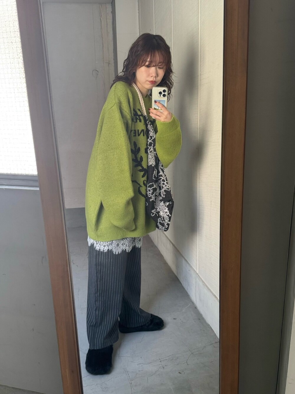 グリーン系のニット/セーター、その他のトートバッグ、グレー系のその他パンツを着用したレディースの秋コーディネートの2枚目の写真