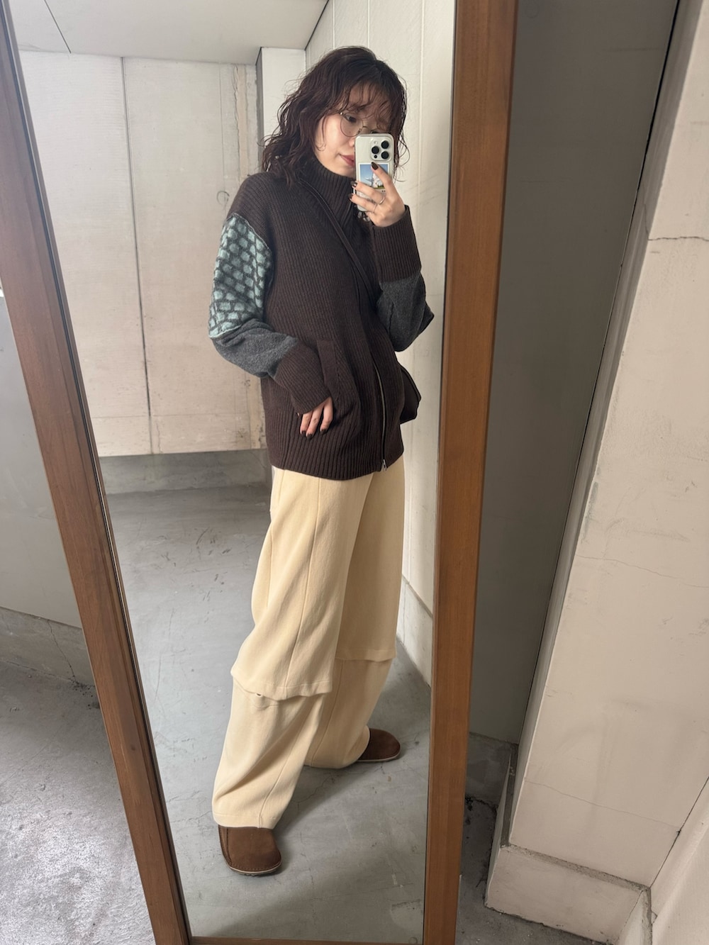 ホワイト系のその他パンツ、ブラウン系のショルダーバッグ、ブラウン系のサンダルを着用したレディースの秋コーディネートの4枚目の写真