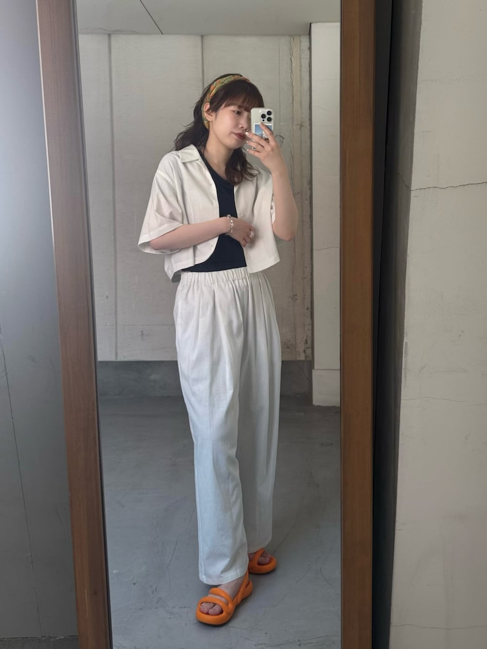 ホワイト系のシャツ/ブラウス、ブルー系のTシャツ/カットソー、ホワイト系のその他パンツを着用したレディースの春コーディネートの5枚目の写真