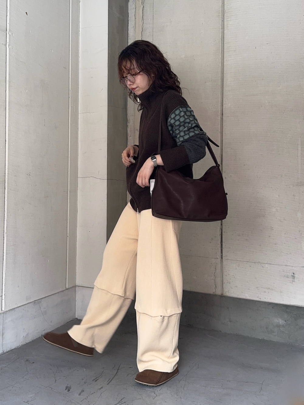 ホワイト系のその他パンツ、ブラウン系のショルダーバッグ、ブラウン系のサンダルを着用したレディースの秋コーディネートの2枚目の写真