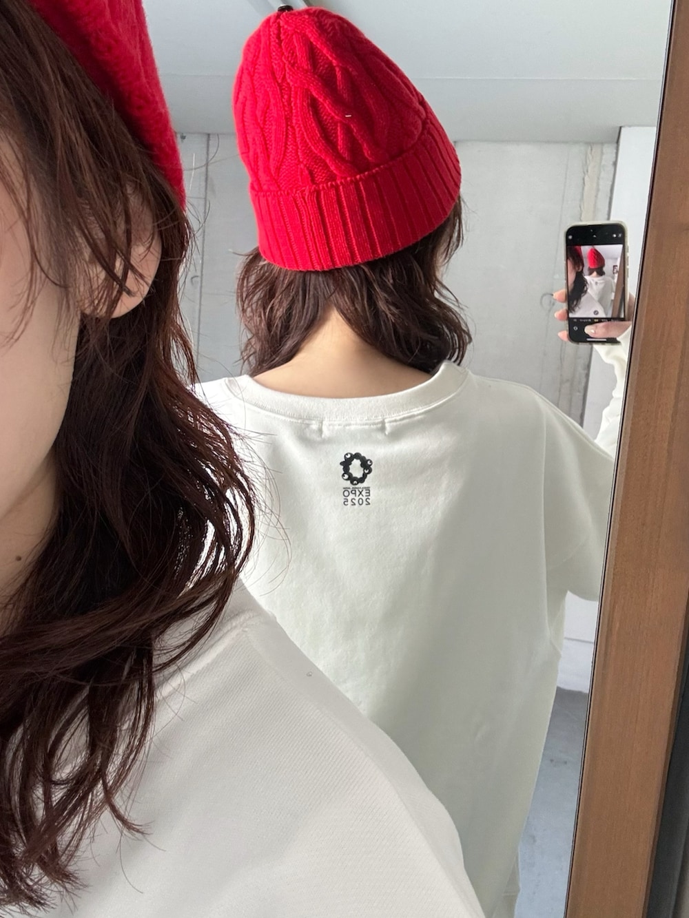 ホワイト系のスウェット、ホワイト系のトートバッグ、グリーン系のその他パンツを着用したレディースの冬コーディネートの5枚目の写真