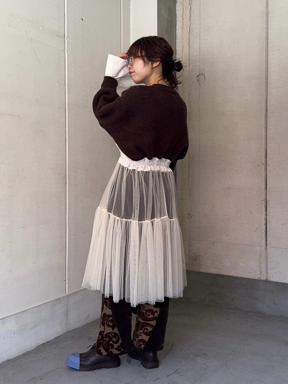 ブラウン系のハンドバッグ、その他のその他パンツ、ブラウン系のシューズ小物/雑貨を着用したレディースの秋コーディネートの4枚目の写真