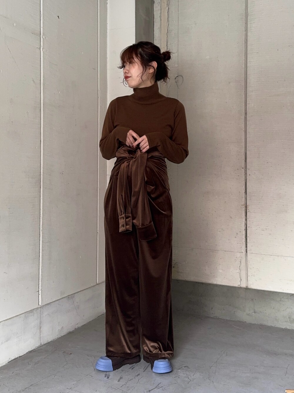 ベージュ系のノーカラージャケット、ブラウン系のニット/セーター、ブラウン系のサロペット/オーバーオールを着用したレディースの冬コーディネートの7枚目の写真