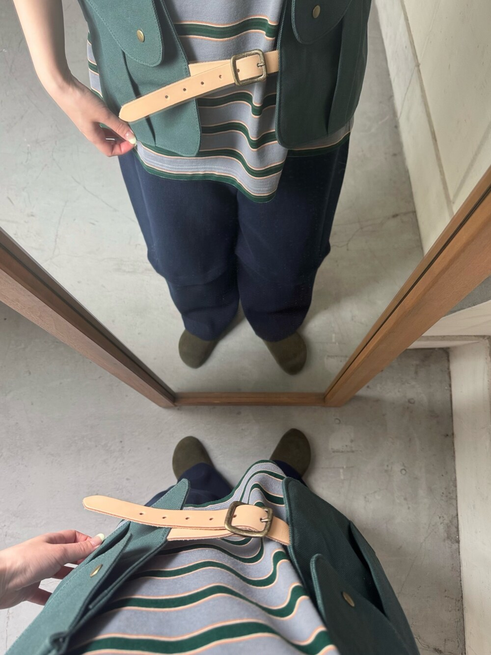 その他のTシャツ/カットソー、ブルー系のその他パンツ、グリーン系のサンダルを着用したレディースの春コーディネートの4枚目の写真