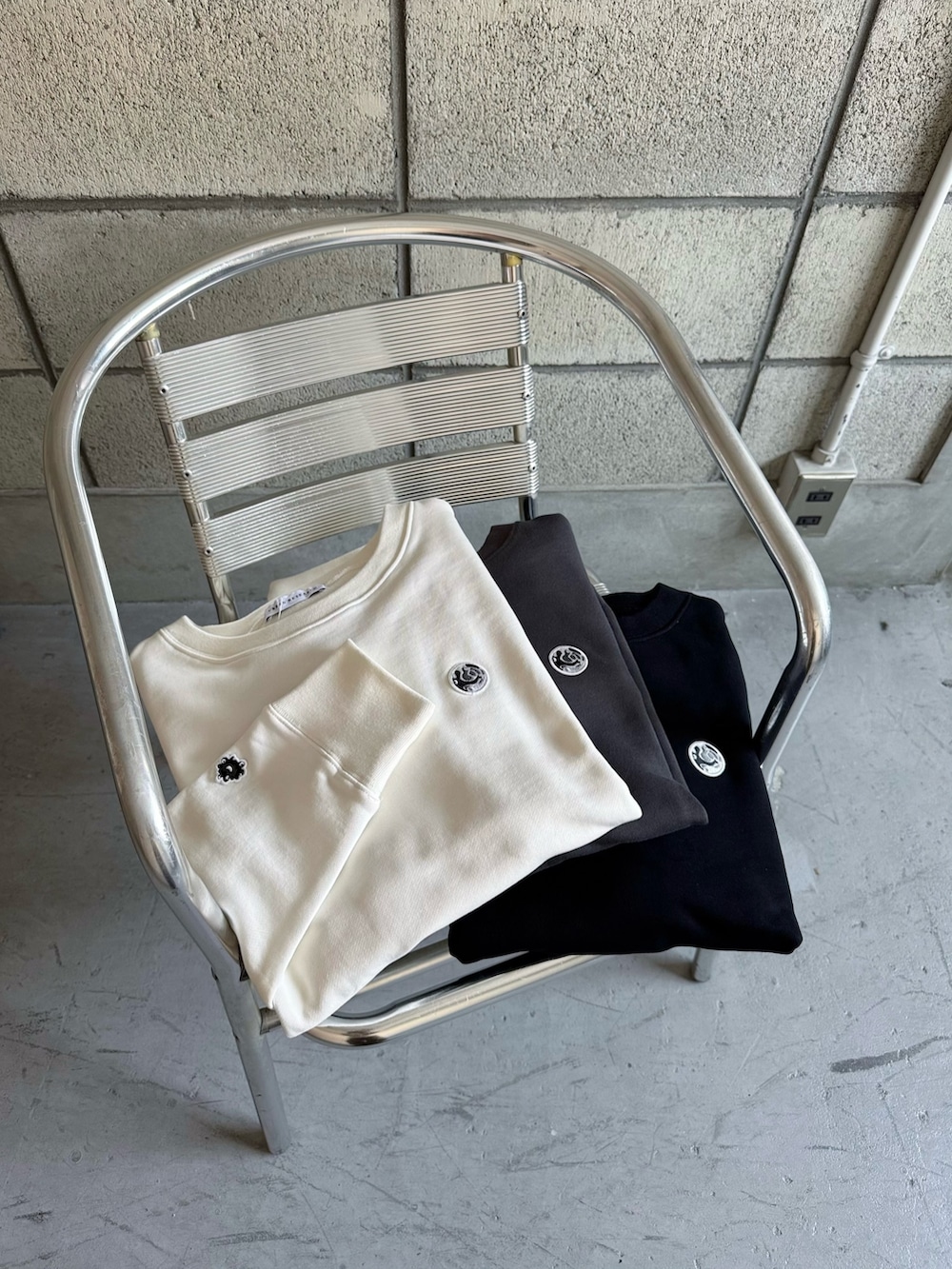 ホワイト系のスウェット、ホワイト系のトートバッグ、グリーン系のその他パンツを着用したレディースの冬コーディネートの7枚目の写真