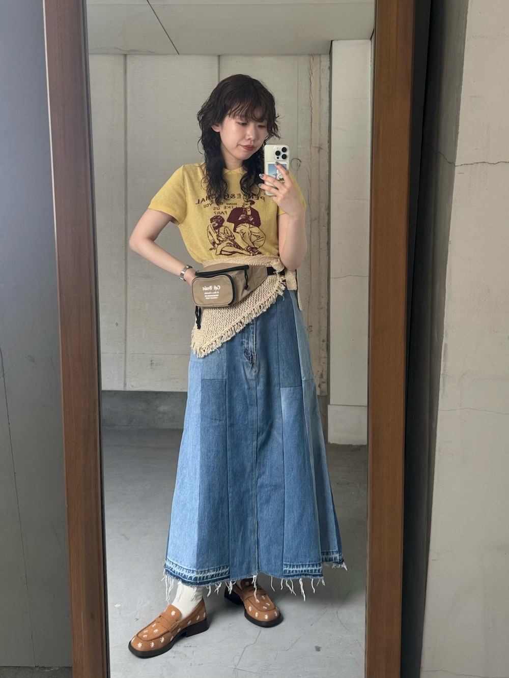 イエロー系のニット/セーター、ブラウン系のローファー、ベージュ系のバンダナ/スカーフを着用したレディースの夏コーディネートの5枚目の写真