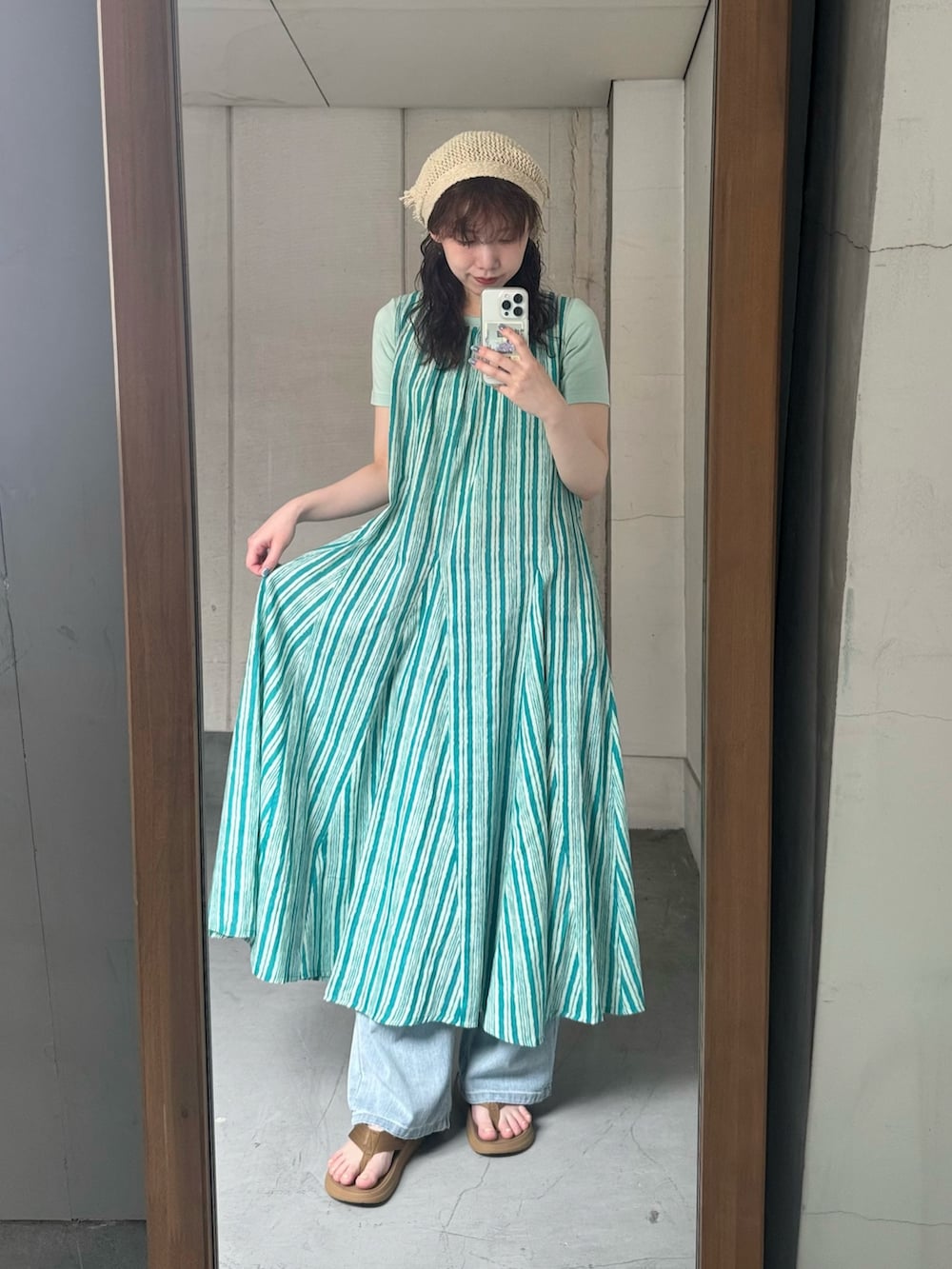グリーン系のワンピース、グリーン系のTシャツ/カットソー、ベージュ系のバンダナ/スカーフを着用したレディースの夏コーディネートの4枚目の写真