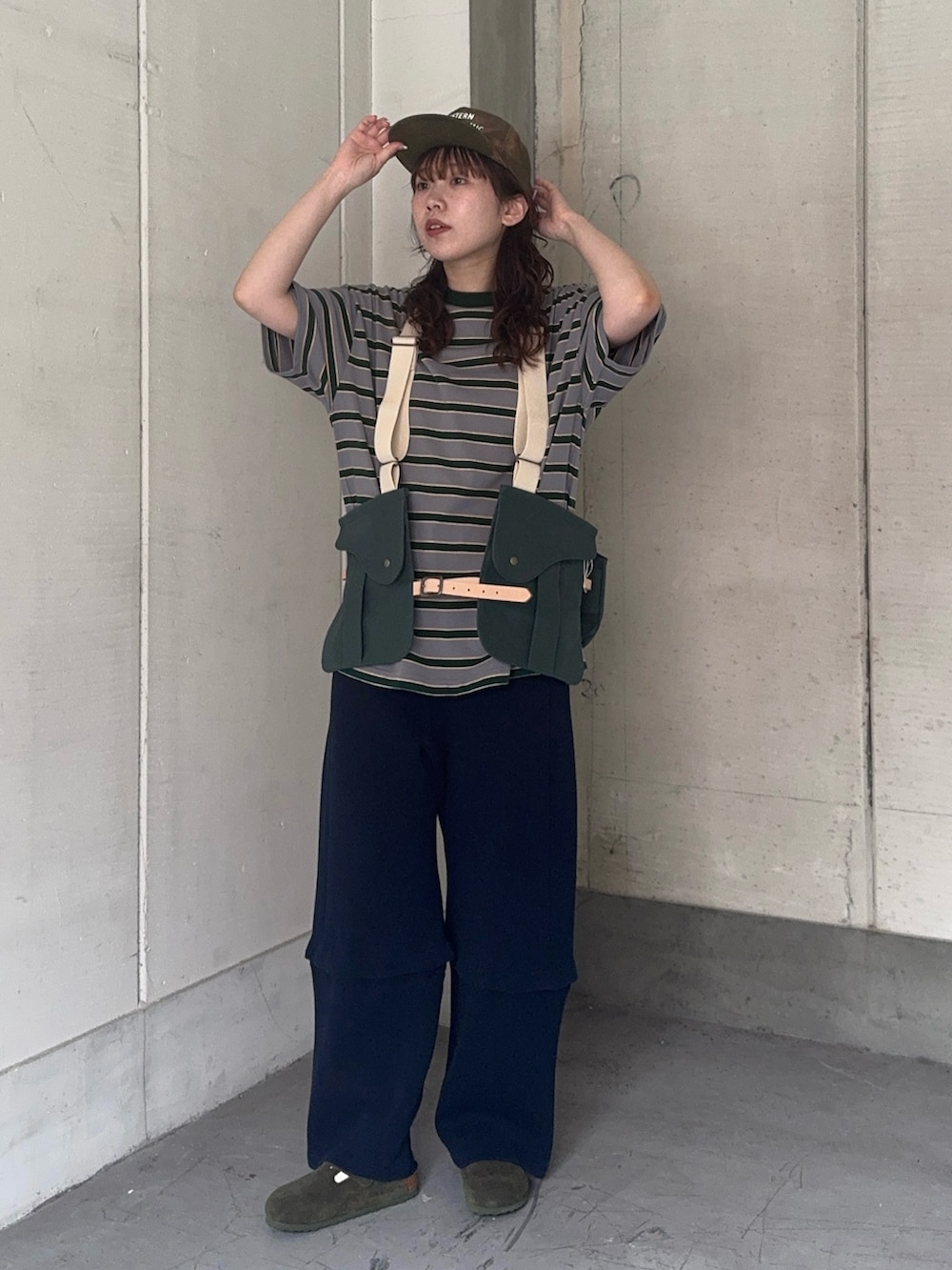 その他のTシャツ/カットソー、ブルー系のその他パンツ、グリーン系のサンダルを着用したレディースの春コーディネートの3枚目の写真