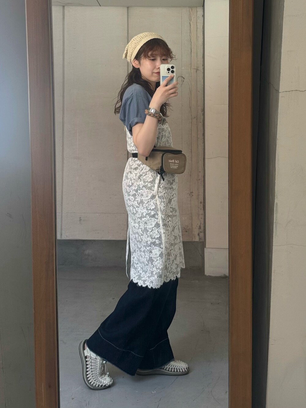 ホワイト系のスカート、ブルー系のデニムパンツ、ホワイト系のサンダルを着用したレディースの夏コーディネートの6枚目の写真