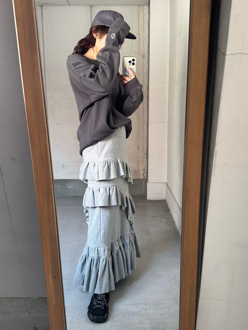 グレー系のスウェット、グレー系のスカート、ホワイト系のトートバッグを着用したレディースの冬コーディネートの7枚目の写真