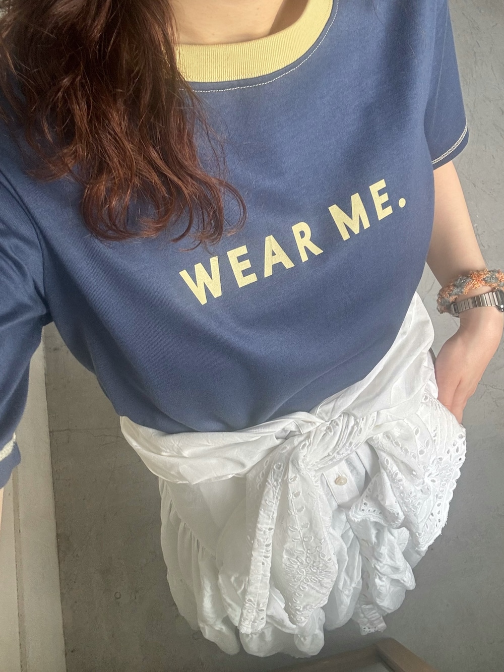 ホワイト系のワンピース、ブルー系のTシャツ/カットソー、ベージュ系のサンダルを着用したレディースの夏コーディネートの4枚目の写真