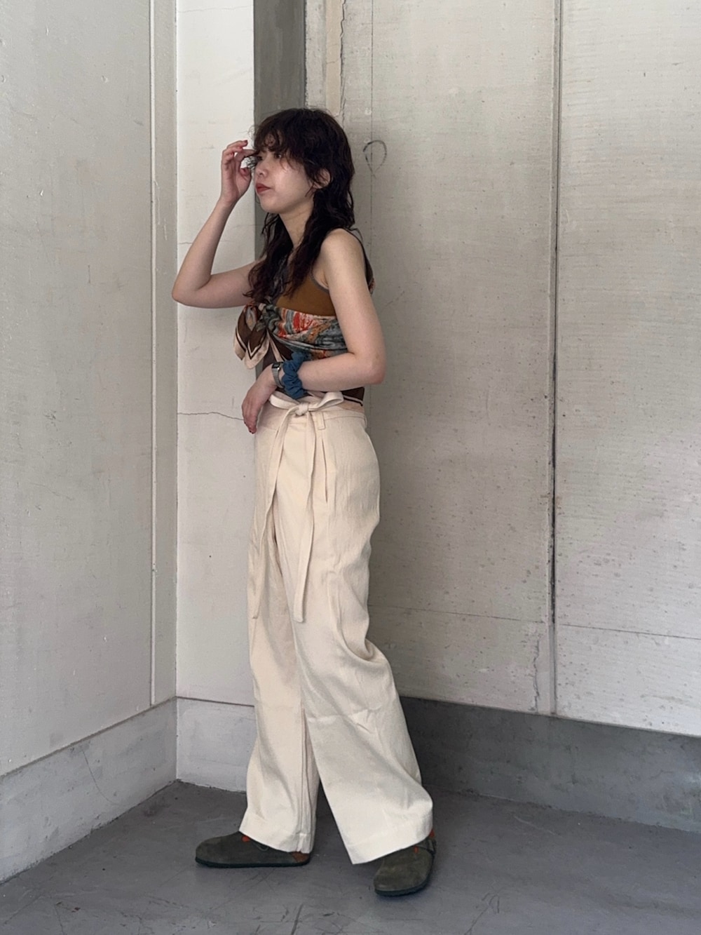ベージュ系のその他パンツ、グリーン系のサンダル、ブラウン系のバンダナ/スカーフを着用したレディースの夏コーディネートの3枚目の写真