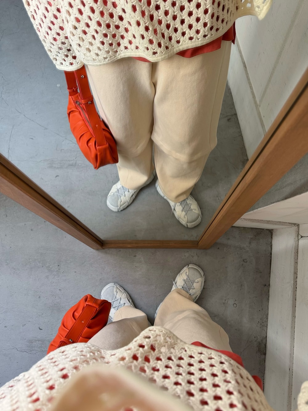 オレンジ系のTシャツ/カットソー、ホワイト系のその他パンツ、ホワイト系のスニーカーを着用したレディースの冬コーディネートの3枚目の写真