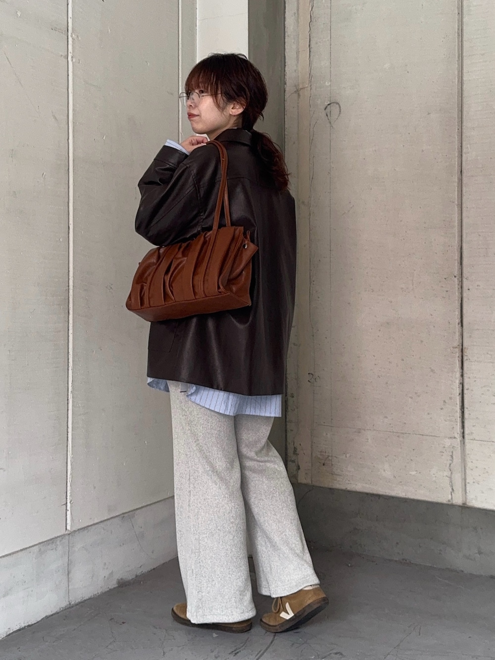 ブラウン系のその他アウター、ブルー系のシャツ/ブラウス、ブラウン系のトートバッグを着用したレディースの春コーディネートの6枚目の写真