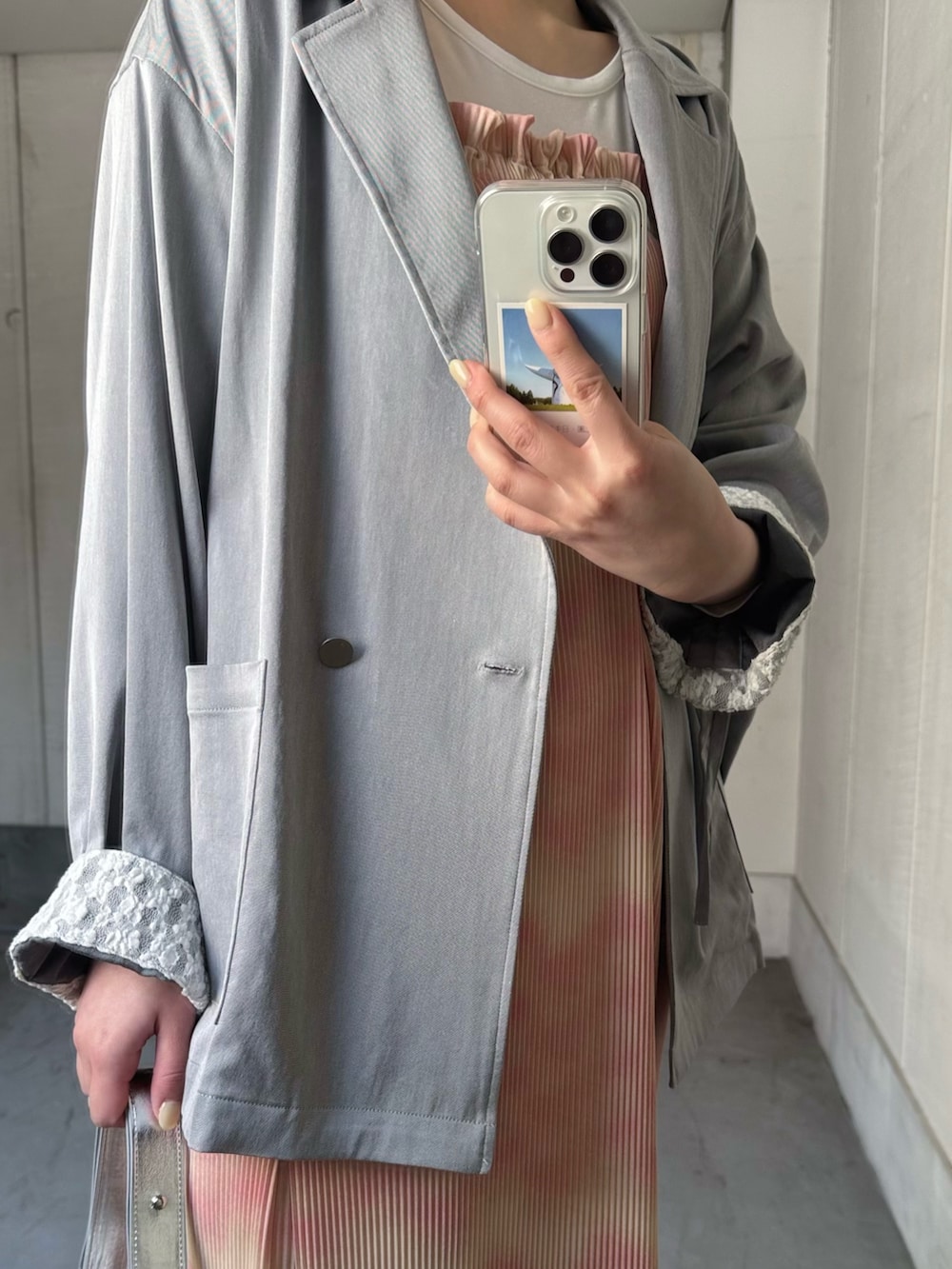 グレー系のその他アウター、ホワイト系のTシャツ/カットソー、シルバー系のハンドバッグを着用したレディースの冬コーディネートの4枚目の写真