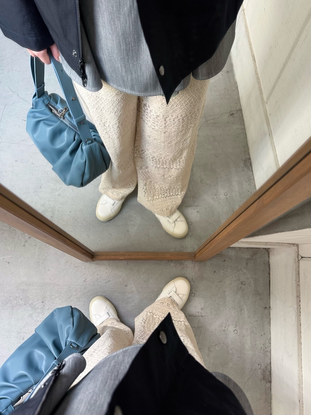 ブルー系のその他アウター、ホワイト系のその他パンツ、グリーン系のシャツ/ブラウスを着用したレディースの春コーディネートの3枚目の写真