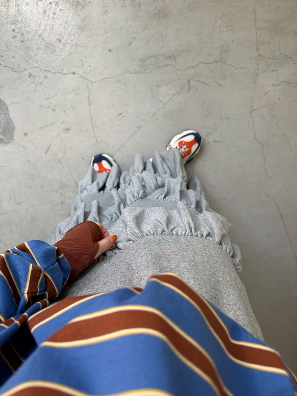 その他のTシャツ/カットソー、グレー系のスカート、ブラック系のショルダーバッグを着用したレディースの秋コーディネートの5枚目の写真