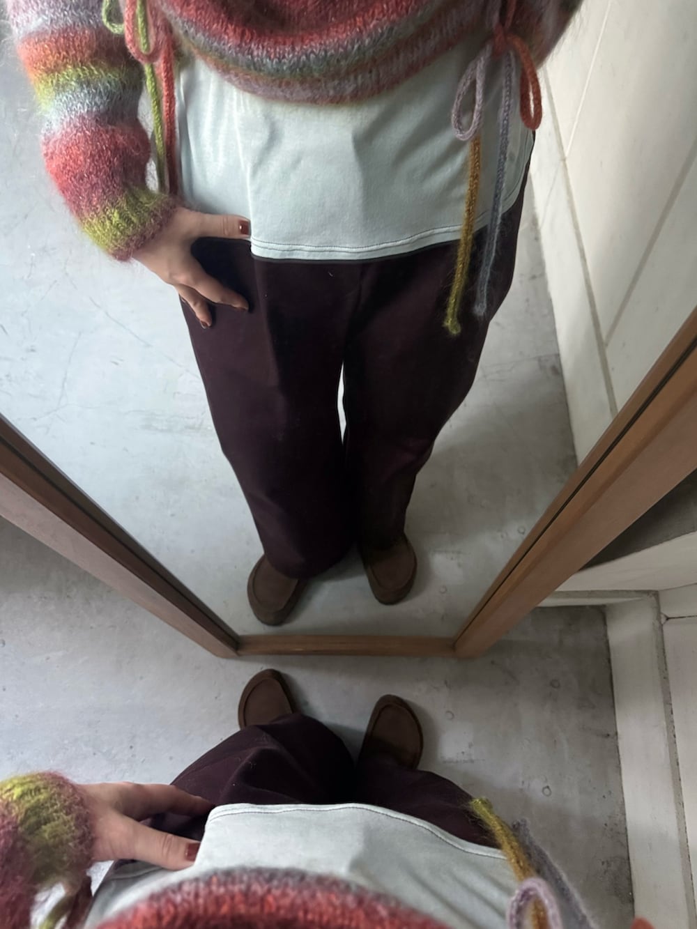 ブルー系のTシャツ/カットソー、イエロー系のニット/セーター、レッド系のその他パンツを着用したレディースの秋コーディネートの4枚目の写真