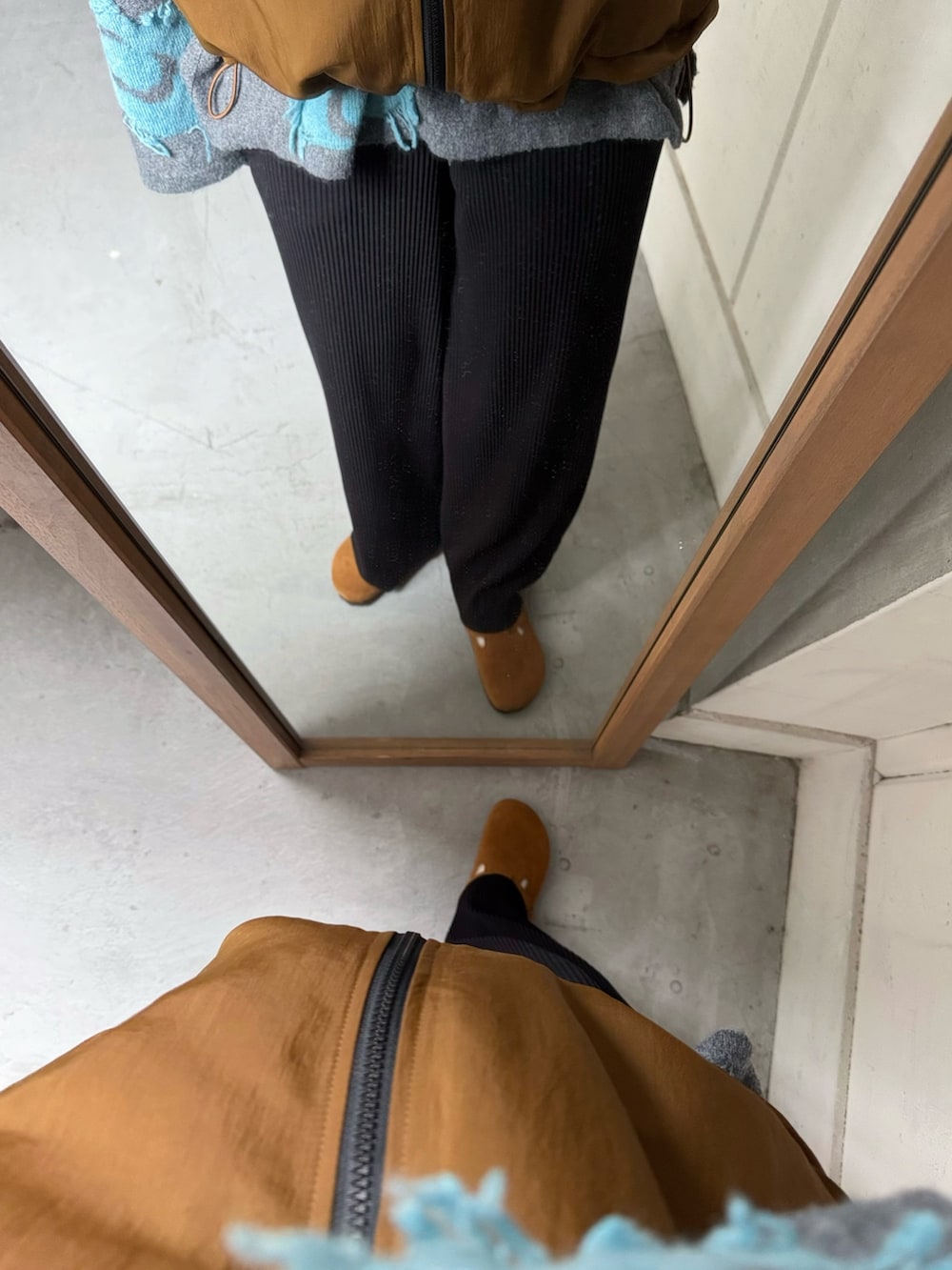 グレー系のニット/セーター、ブラック系のその他パンツ、その他のトートバッグを着用したレディースの秋コーディネートの4枚目の写真