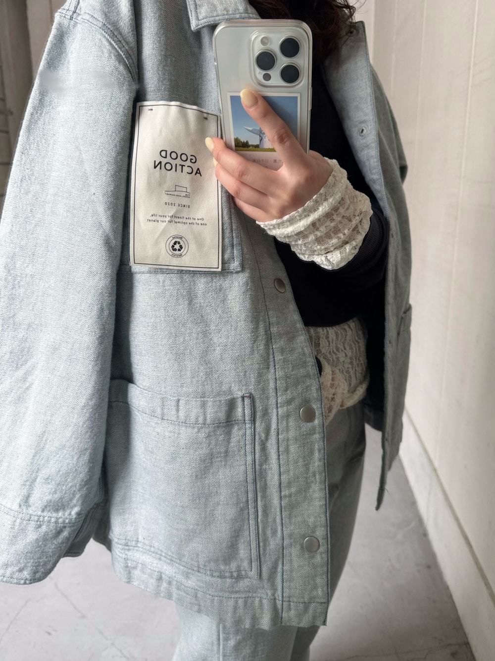 ブルー系のデニムジャケット、ブルー系のデニムパンツ、ホワイト系のスニーカーを着用したレディースの冬コーディネートの4枚目の写真