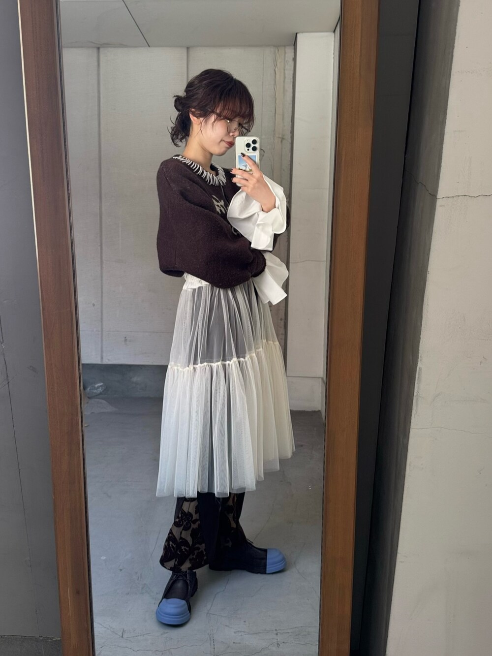 ブラウン系のハンドバッグ、その他のその他パンツ、ブラウン系のシューズ小物/雑貨を着用したレディースの秋コーディネートの7枚目の写真