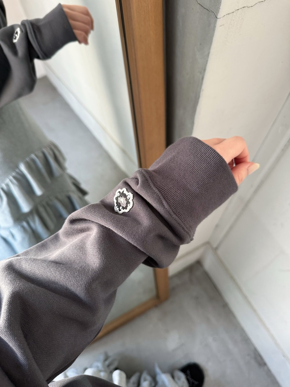 グレー系のスウェット、グレー系のスカート、ホワイト系のトートバッグを着用したレディースの冬コーディネートの6枚目の写真