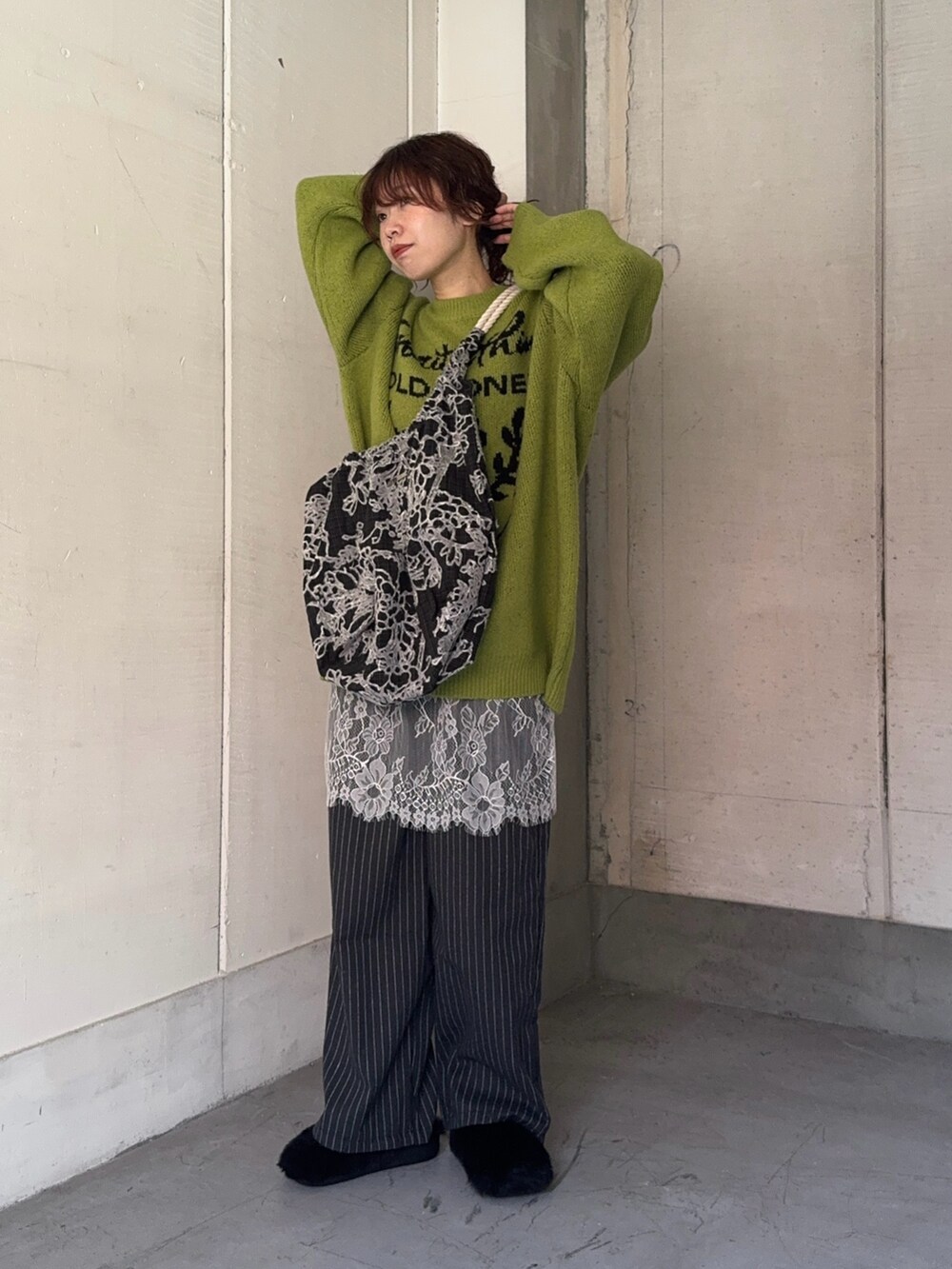 グリーン系のニット/セーター、その他のトートバッグ、グレー系のその他パンツを着用したレディースの秋コーディネートの5枚目の写真