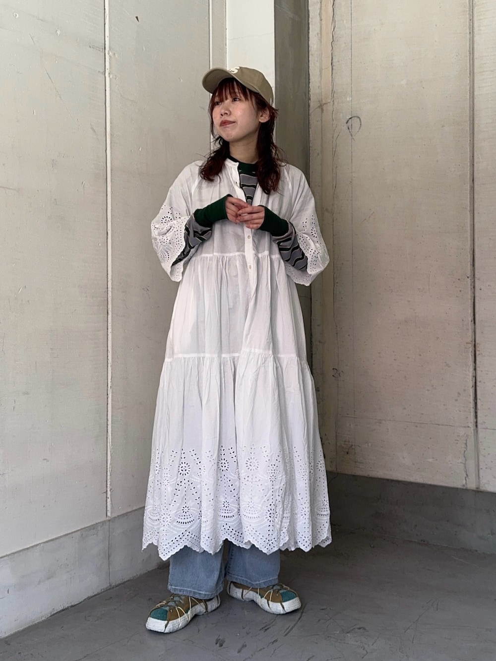 ホワイト系のワンピース、その他のTシャツ/カットソー、その他のスニーカーを着用したレディースの春コーディネートの3枚目の写真