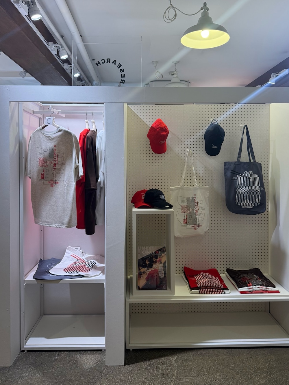 ホワイト系のTシャツ/カットソー、ホワイト系のサンダル、レッド系のキャップを着用したレディースの夏コーディネートの2枚目の写真
