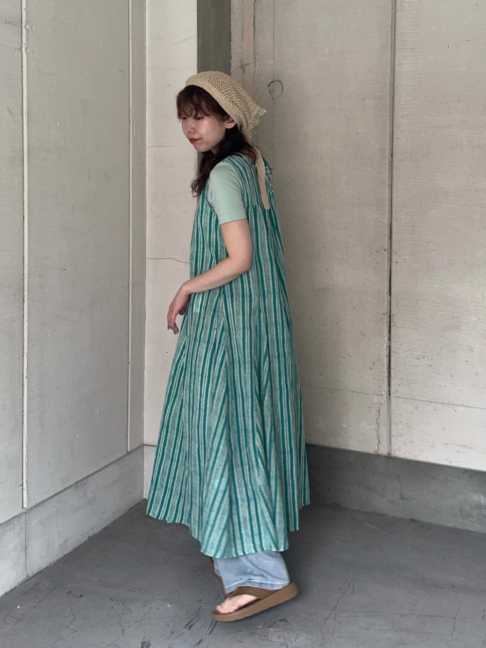 グリーン系のワンピース、グリーン系のTシャツ/カットソー、ベージュ系のバンダナ/スカーフを着用したレディースの夏コーディネートの2枚目の写真