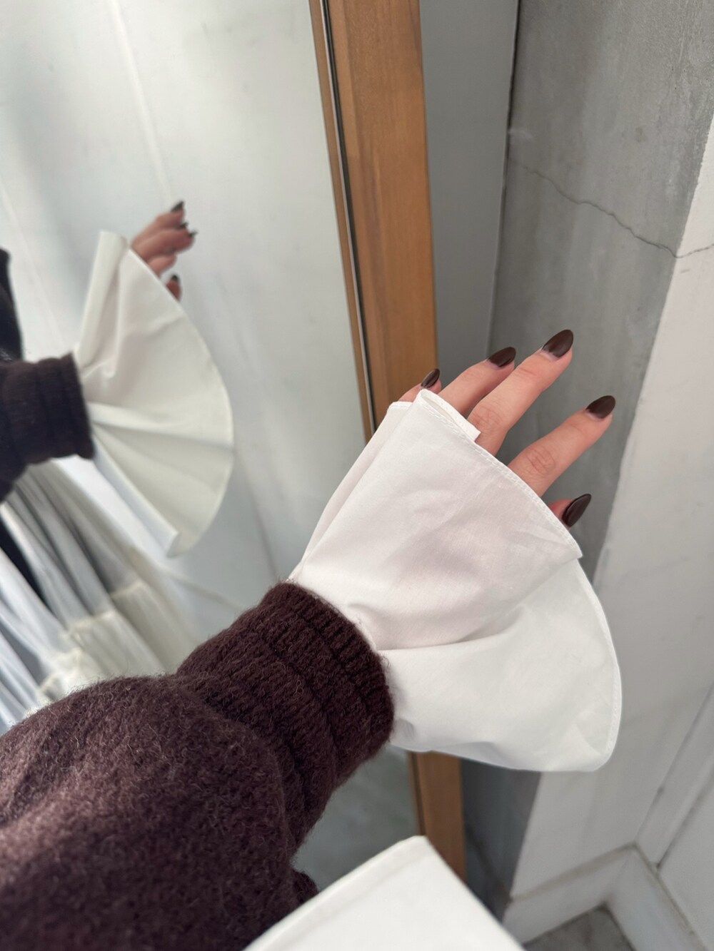 ブラウン系のハンドバッグ、その他のその他パンツ、ブラウン系のシューズ小物/雑貨を着用したレディースの秋コーディネートの6枚目の写真