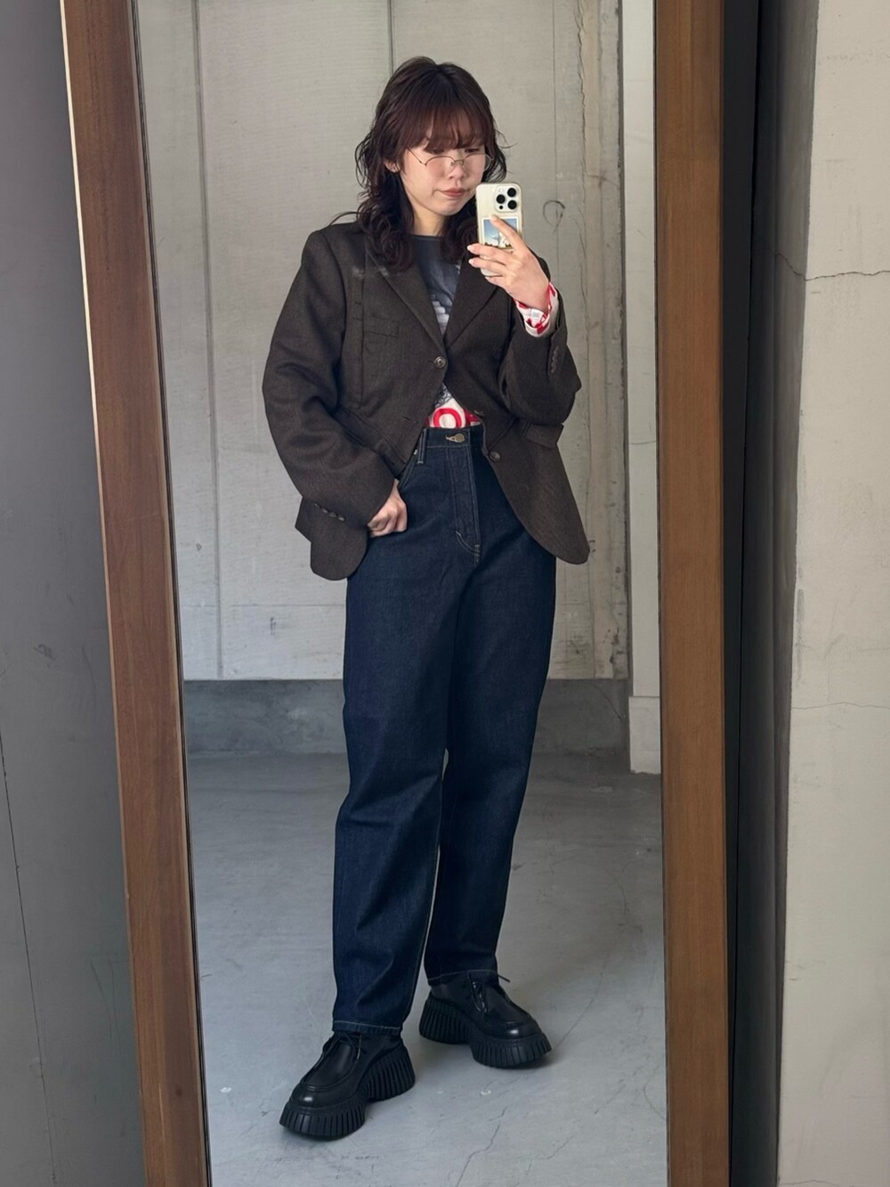 レッド系のショルダーバッグ、その他のテーラードジャケット、パープル系のその他トップスを着用したレディースの冬コーディネートの3枚目の写真