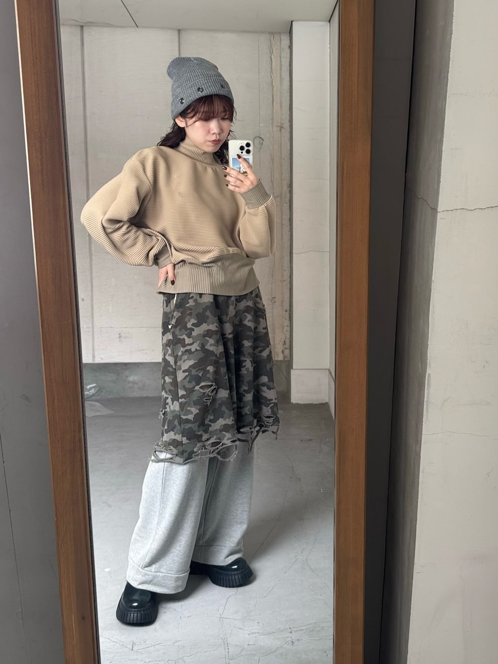 ベージュ系のTシャツ/カットソー、グリーン系のブーツを着用したレディースの秋コーディネートの5枚目の写真