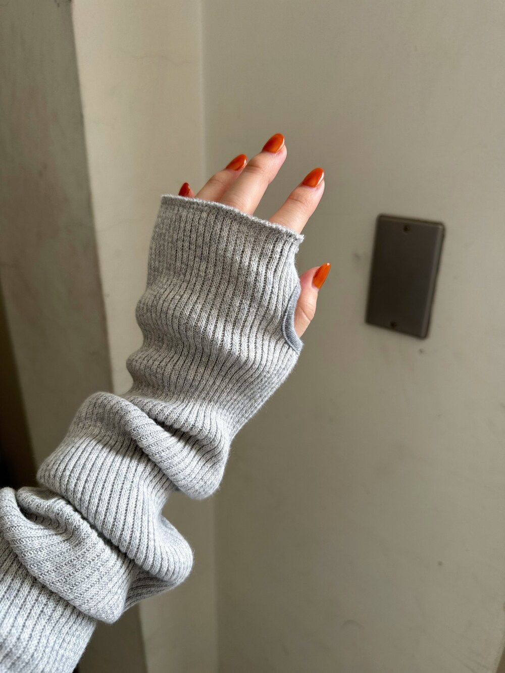 ブラウン系のハンドバッグ、ブルー系のデニムパンツ、ベージュ系のスニーカーを着用したレディースの秋コーディネートの5枚目の写真