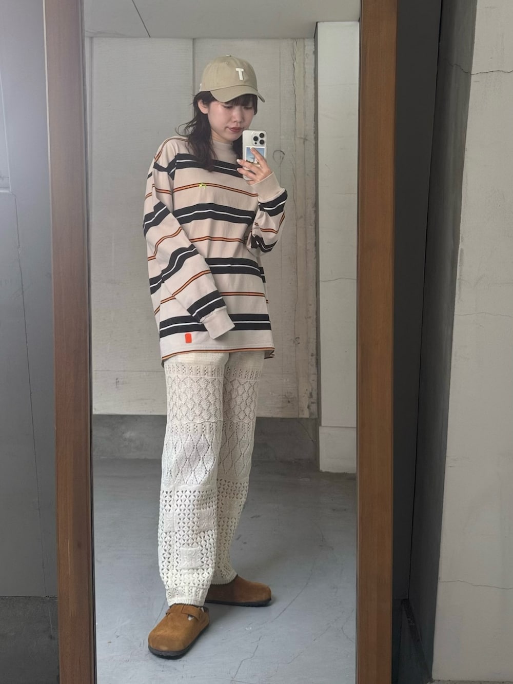 ホワイト系のTシャツ/カットソー、ブラウン系のサンダル、ベージュ系のキャップを着用したレディースの春コーディネートの2枚目の写真