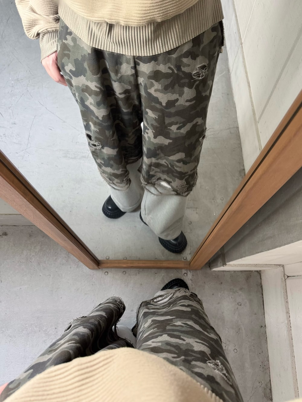 ベージュ系のTシャツ/カットソー、グリーン系のブーツを着用したレディースの秋コーディネートの4枚目の写真