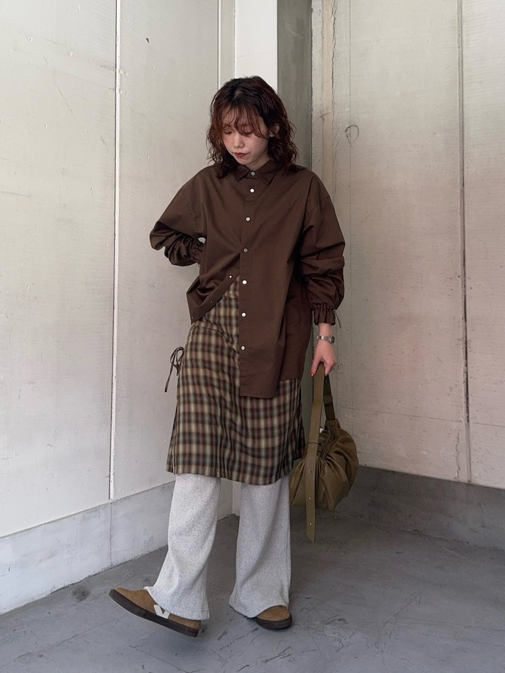 ブラウン系のシャツ/ブラウス、グリーン系のワンピース、グリーン系のショルダーバッグを着用したレディースの秋コーディネートの3枚目の写真