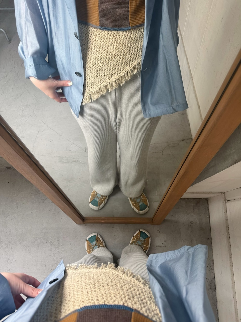 ブルー系のその他アウター、グレー系のその他パンツ、その他のスニーカーを着用したレディースの春コーディネートの4枚目の写真