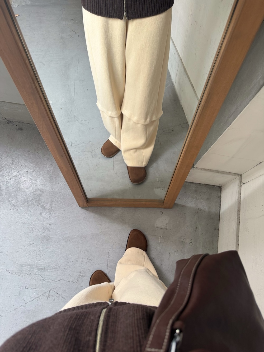 ホワイト系のその他パンツ、ブラウン系のショルダーバッグ、ブラウン系のサンダルを着用したレディースの秋コーディネートの6枚目の写真