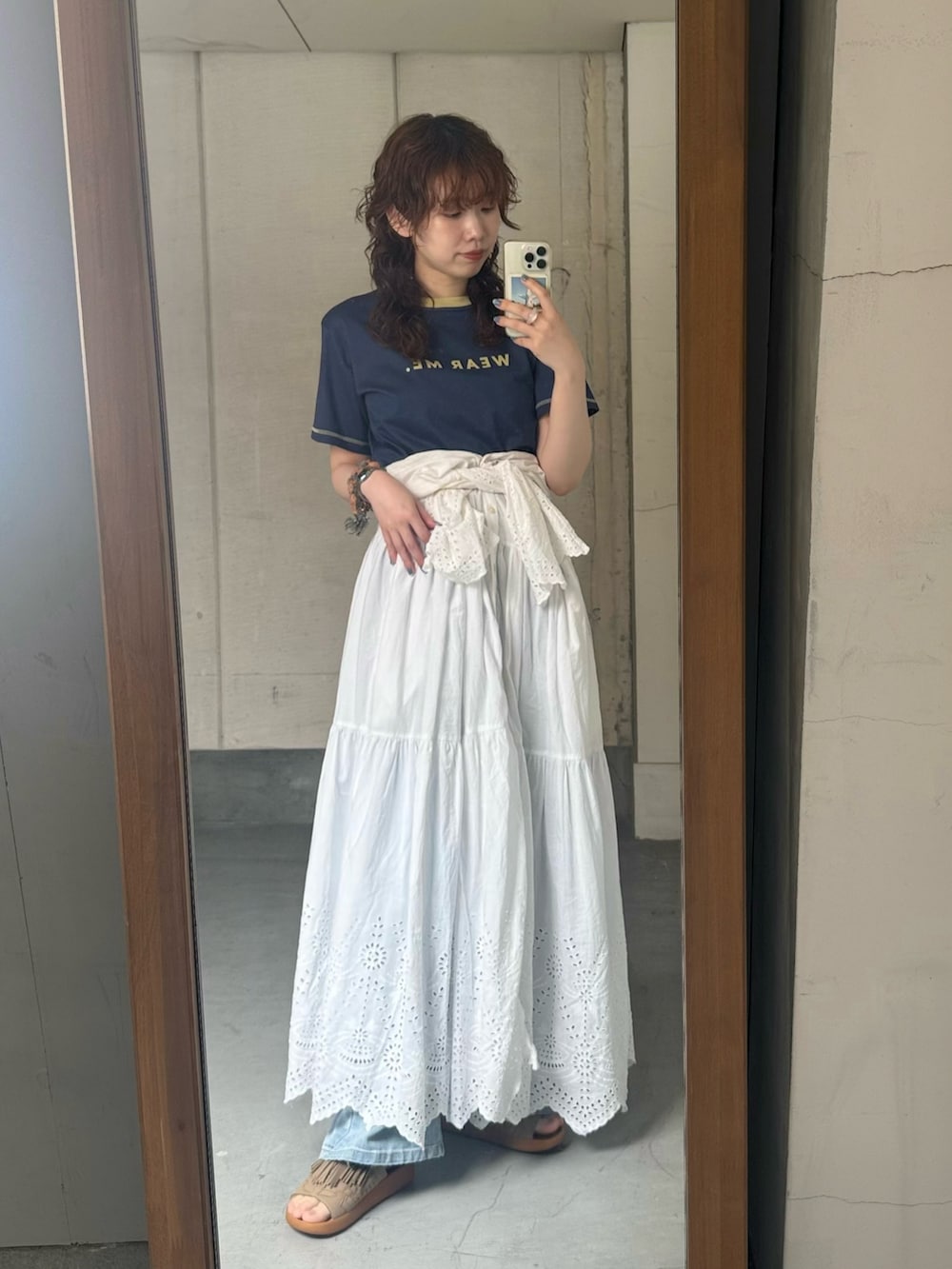 ホワイト系のワンピース、ブルー系のTシャツ/カットソー、ベージュ系のサンダルを着用したレディースの夏コーディネートの6枚目の写真