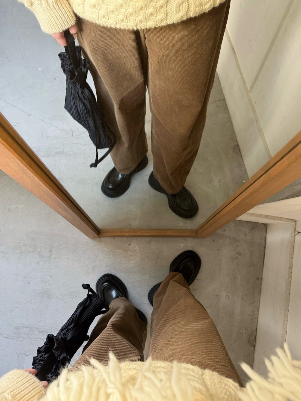 その他のニット/セーター、ブラック系のドレスシューズ、ブラック系のハンドバッグを着用したレディースの秋コーディネートの4枚目の写真