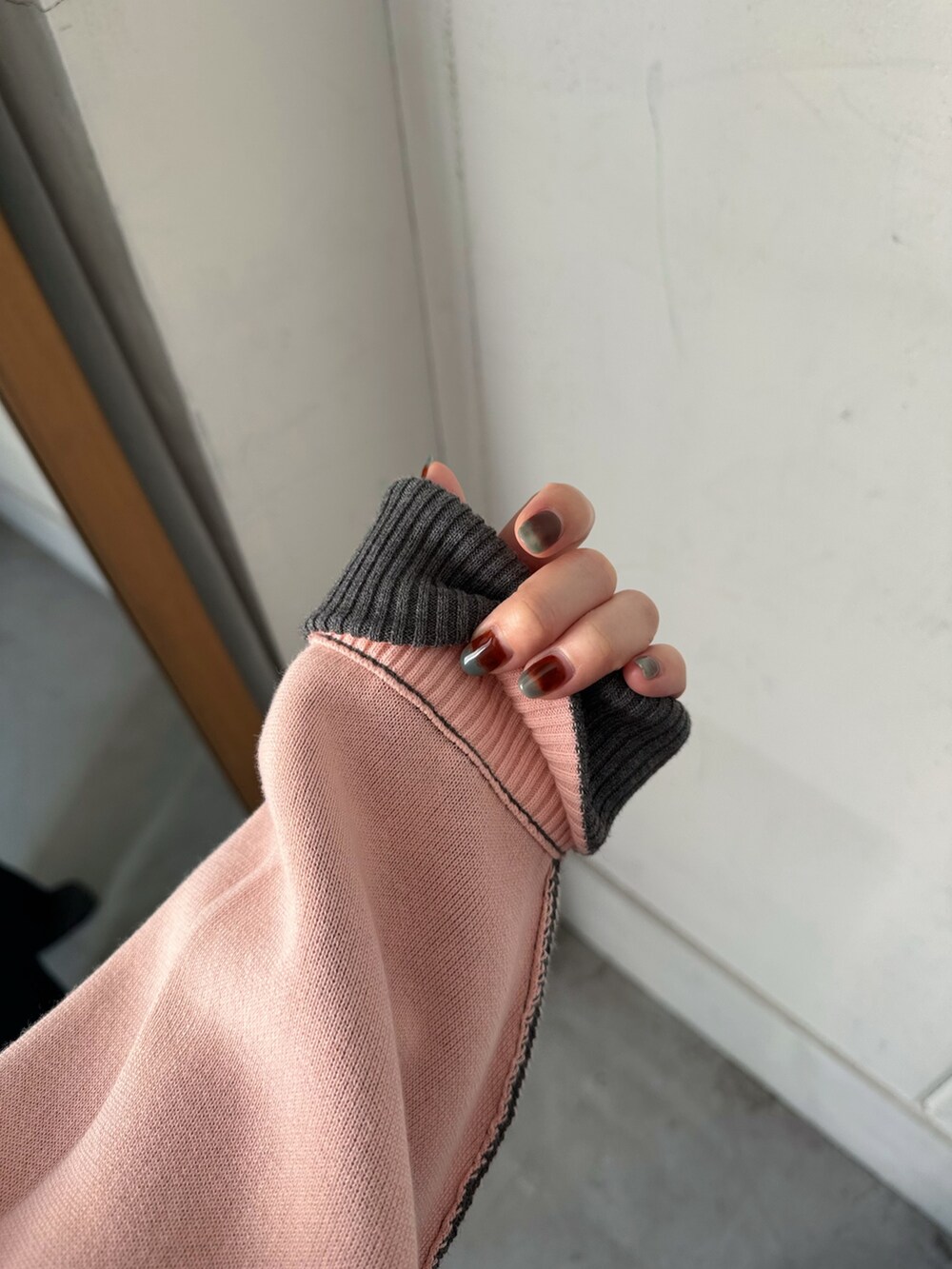 グレー系のニット/セーター、ブルー系のTシャツ/カットソー、ブルー系のその他パンツを着用したレディースの秋コーディネートの4枚目の写真